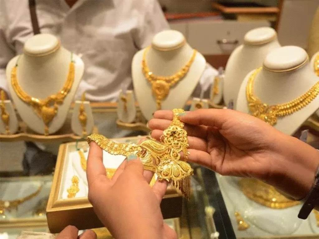 Silver falls by Rs 700 to Rs 233 lakh per kg
